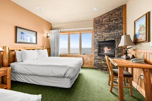 Two Harbors Apartment | Amazing Lake View 2 Queen Bed Studio & Heated Pools