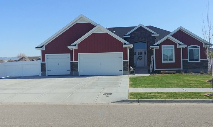Idaho Falls House | Amazing Large family reunion & entertainment Home