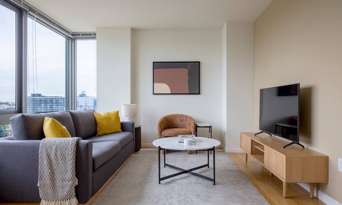 Hunters Point Apartment | Amazing LIC 1BR w/Doorman, Pool & Gym, nr River, by Blueground