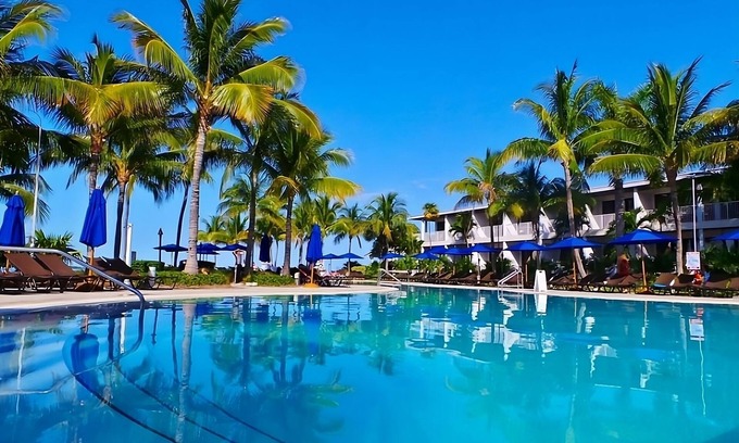 Marathon Hotel | Amazing Location in the Middle of Florida Keys! Full Kitchen! Onsite Pool!