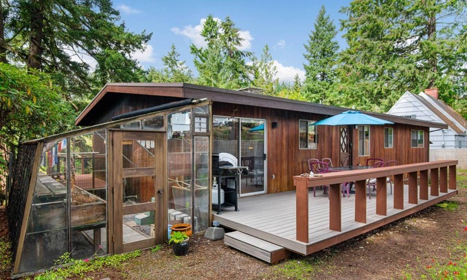 Cedar Hills House | Amazing Location, Nestled in Trees, Pet Friendly, New Decks, Close to Everything, 5 Miles 2 Portland