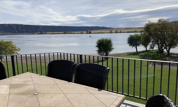 Quincy House | AMAZING LOCATION ON THE COLUMBIA RIVER, ENTIRE HOUSE, EXPANSIVE LAWN.