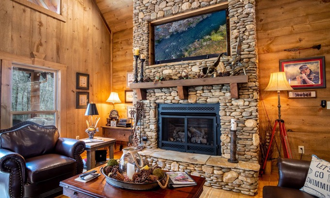 Blue Ridge Cabin | Amazing Luxury Getaway ~ 100 Feet on the Toccoa River ~ Hot Tub ~ Great Fishing