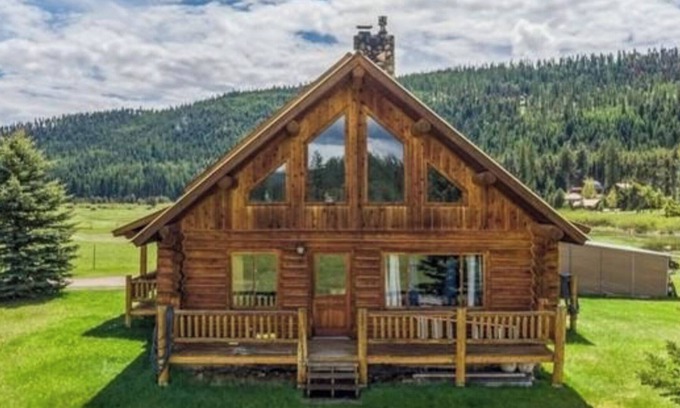 Seeley Lake House | Amazing mountain views, daily wildlife show and a cozy log house for serenity.