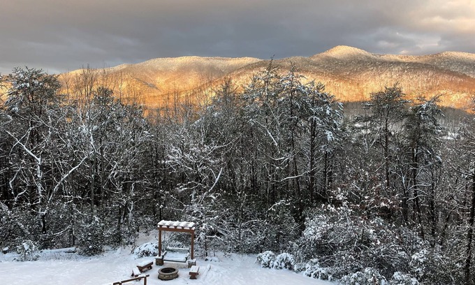 Cleveland Cabin | Amazing Mountain Views, Hot Tub, Arcade, Pool Table, Shuffleboard, Firepit