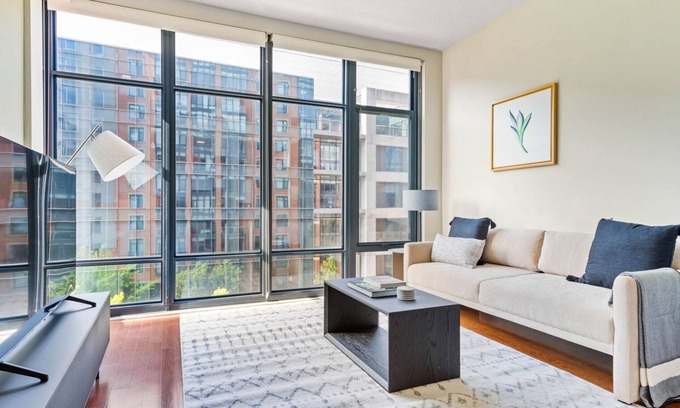 Mount Vernon Triangle Apartment | Amazing Mt Vernon Studio w/Pool, W/D & Gym, near Metro, by Blueground