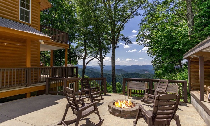 Spruce Pine Cabin | Amazing Mtn Views, Hot Tub+Fire Pit, High Speed WiFi, Gas Log Fireplace, Grill!