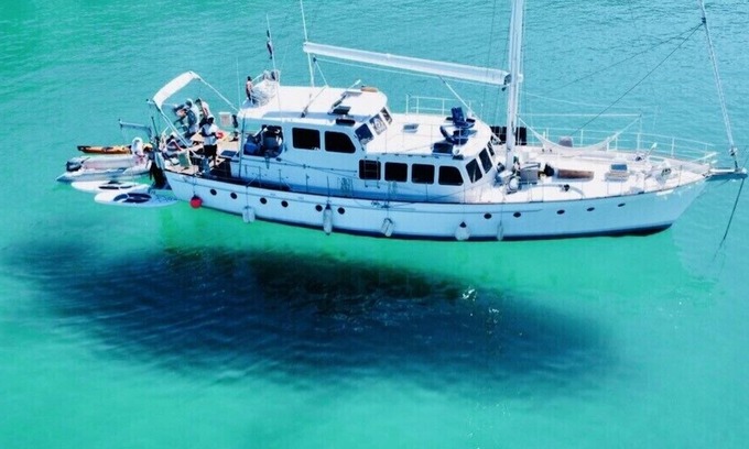 La Paz Boat Rental | Amazing multi-day excursions to Isla Espiritu Santo aboard 70 ft sailing-cruiser