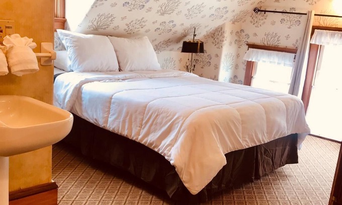 Pacific Grove Hotel | AMAZING OCEAN VIEWS - QUEEN, TWIN and LIVING ROOM