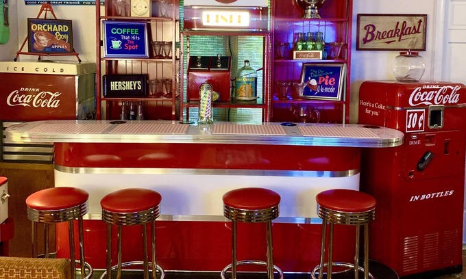 Southside Apartment | Amazing Palm Beach RETRO Hot Tub Pool Arcade Tropical Home