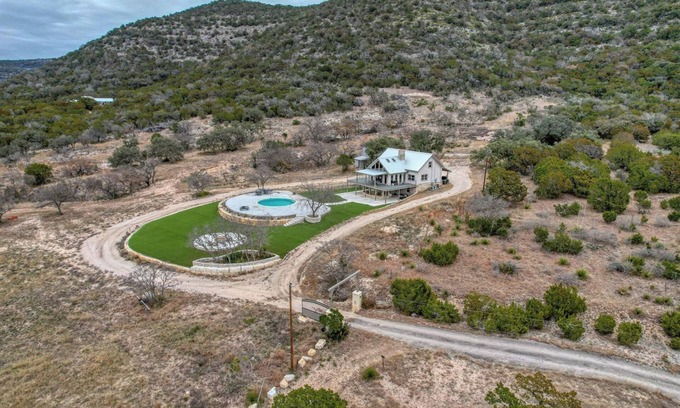 Leakey House | Amazing Retreat in Leakey - Sleeps 14 - Private Pool & Seasonal River Access