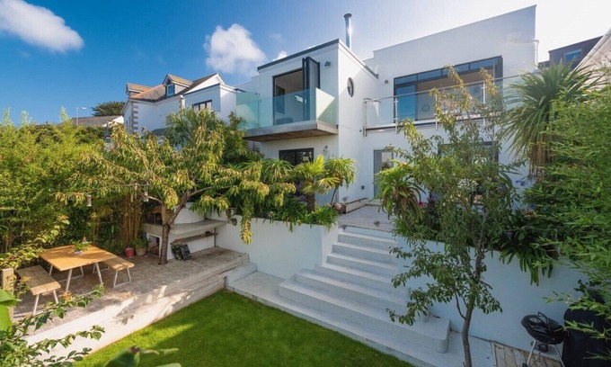 Newlyn House | Amazing sea views over Mounts Bay and out to the Lizard