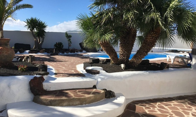 Soo Other | Amazing, Spacious Rural Villa Heated Pool WIFI 3 Bedrooms 3 Bathrooms Sleeps 6