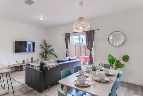 Golden Glades House | Amazing Townhouse 15 minutes from the Beach
