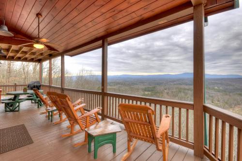 Mineral Bluff House | Amazing View - Hot Tub, Game Room, Fire Pit, and Stunning Mountain Views near Blue Ridge - Mineral Bluff, GA