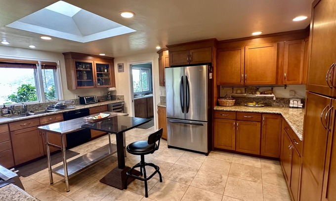 Escondido House | Amazing views. 8 min to I-15. Large rooms & outdoor patios. Monthly discount!