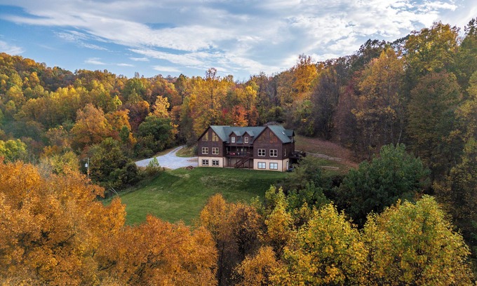 Elkton Cabin | AMAZING VIEWS! Hiking/Shenandoah ParkAccess/62 Private ACRES-4 Bedroom Suites