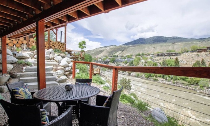 Gardiner Apartment | Amazing Views of Yellowstone Park & River! A 1/2 mile from YNP’s North Entrance.
