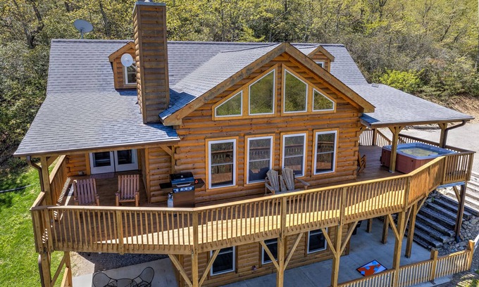Black Mountain Cabin | AMAZING VIEWS/PRIVATE YET CLOSE TO TOWN/FIREPLACE/HOT TUB/PET FRIENDLY
