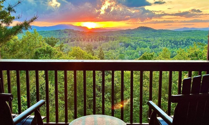 Mineral Bluff Ski Chalet | Amazing Views~Secluded Retreat~HotTub~GameRoom