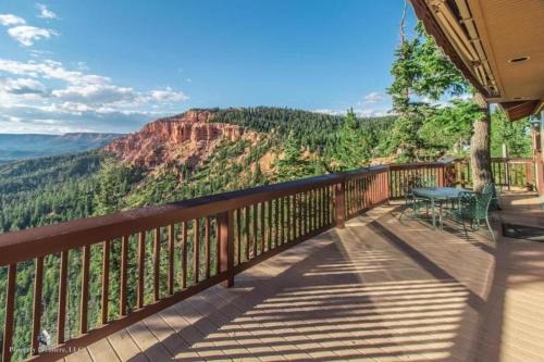 Duck Creek Village House | Amazing views near Strawberry Point!