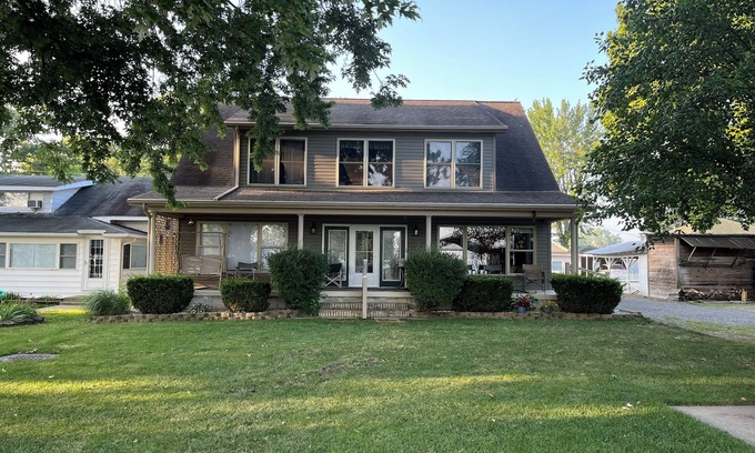 Lakeview House | Amazing Waterfront Family Getaway with WiFi - on Orchard Island in Indian Lake