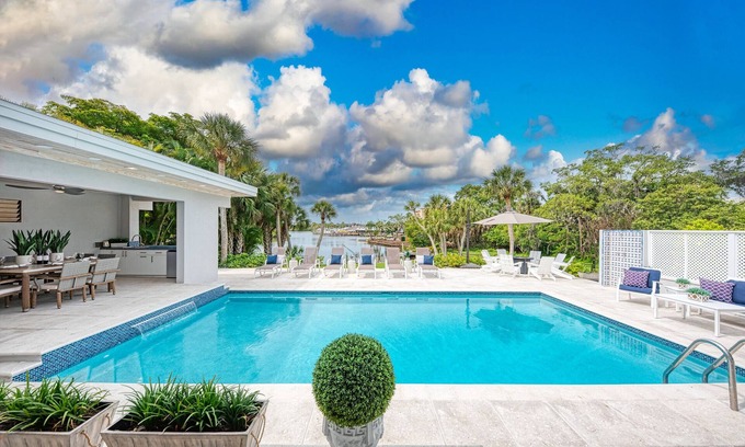 South Sarasota House | Amazing Waterfront Home with Private Dock & Large Pool w 4 Ensuites
