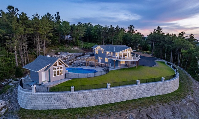 Gilford House | AMAZING WINNIPESAUKEE VIEWS Heated Pool Hot Tub AUGUST 30th WEEK SPECIAL