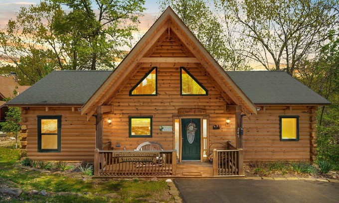 Branson Cedars Cabin | Amazing Wood Log Cabin Pvt Hot Tub in Woods Wifi Fireplace Vaulted Ceilings Near Big Cedar