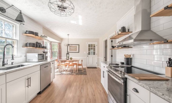 Jonesboro House | Amber Leaf · Stunning Spacious Farmhouse Near Atlanta ·10 Beds