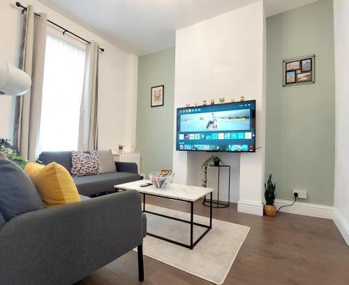 Belfast Apartment | Amber Lodge- No Party House