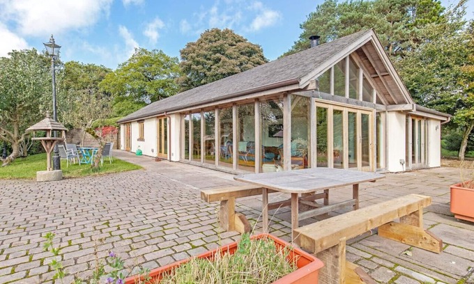 Ashover Cottage | Amber Lodge, sleeps 5, Stunning property nestled in the Derbyshire Countryside