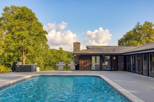 New Market House | Amber Refresh by AvantStay Pool and Hot Tub