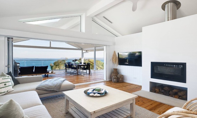 Killcare Heights House | 'Ambleside by the Sea' by Accom Holidays