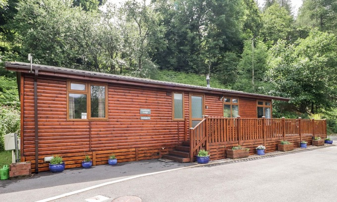 Troutbeck Cottage | AMBLESIDE LODGE, pet friendly, with a garden in Windermere