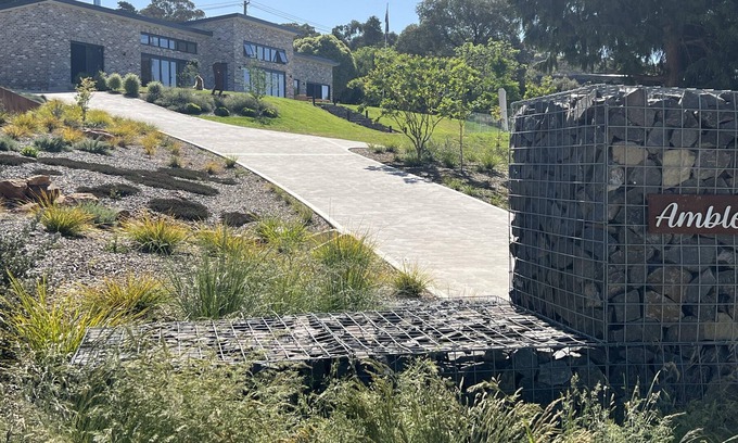 Mount Panorama House | Ambleside Retreat - Mt Panorama Racing Circuit. Stay on Conrod Straight!