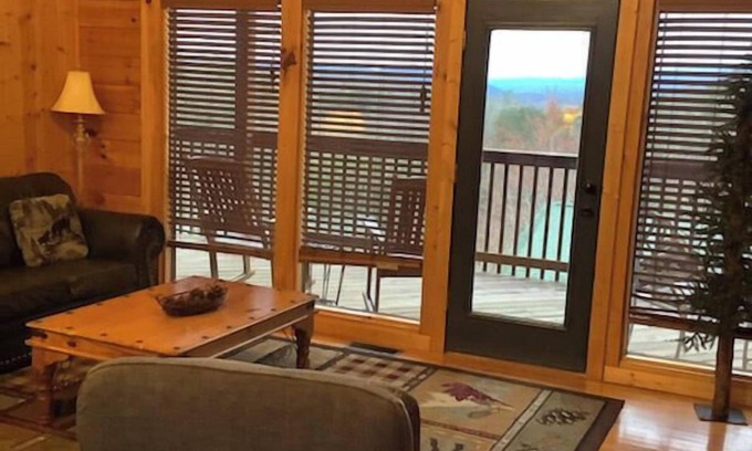Gatlinburg - Pigeon Forge Resort | American Spirit is a charming two-bedroom cabin located in Hidden Springs Resort