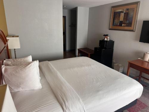 Hayward Cabin | Americas Best Value Inn Hayward