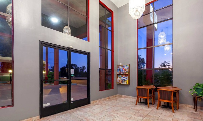 Bakersfield Hotel | Americas Best Value Inn & Suites Bakersfield Central