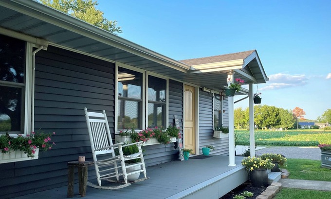 Shipshewana House | Amish Farm Country | Sleeps 18 | Quiet Getaway