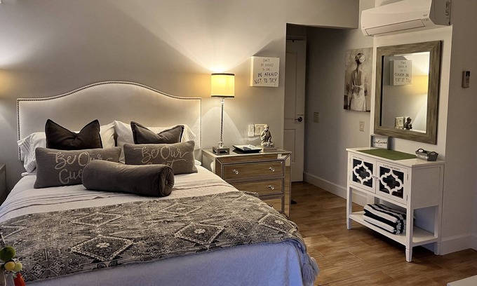 Palm Desert Cottage | AModern clean Classy Casita with pool and heated spa