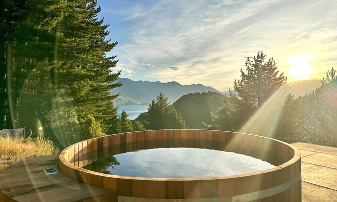 Queenstown Apartment | Amongst the pines, 2 bedroom bach, Stellar Views