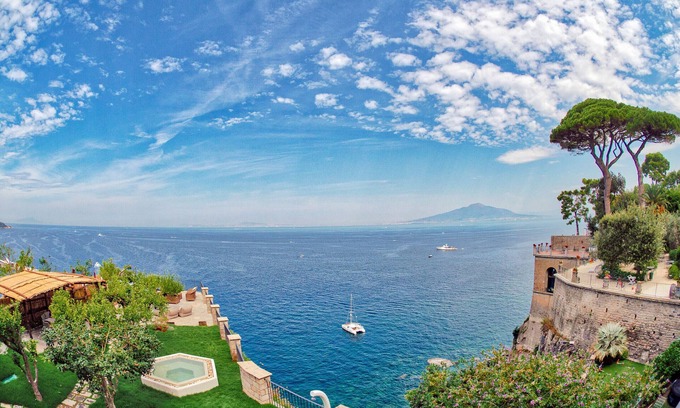 Sorrento City Centre Villa | AMORE RENTALS -Villa Galidia with Jacuzzi, Sea View, Garden and Air Conditioning