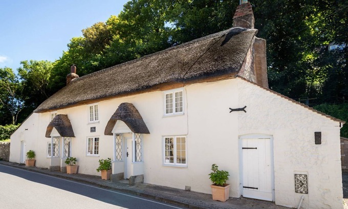 West Lulworth Cottage | AMY COTTAGE, pet friendly, character holiday cottage in West Lulworth