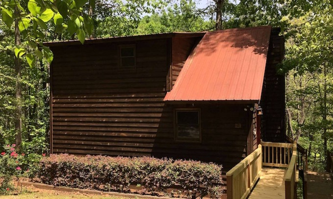 Clarkesville Cabin | Amy's Creek 2 - Dog Friendly Cabin with Creekside Views and Hot Tub