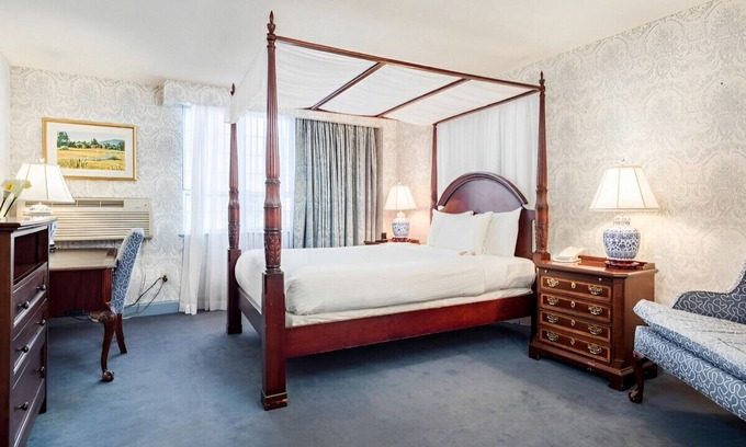 Farmington House | An Amazing Location with an Exquisite Ambiance!