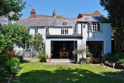 Arundel House | an artists residence