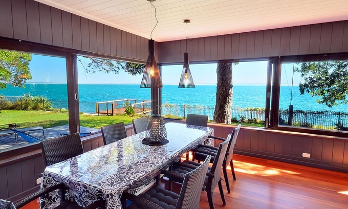 Amity Point House | An Awe-Inspiring Waterfront Retreat