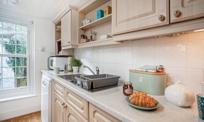 Polruan Cottage | An enchanting cottage within walking distance of the harbour with coastal views.