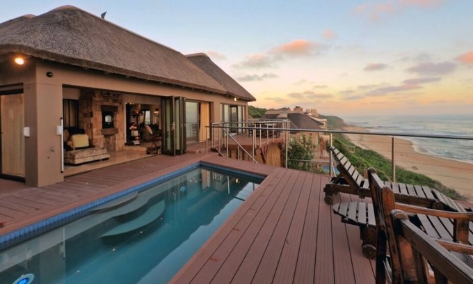 Wilderness House | An exclusive and vast four bedroom/four bathroom house on the beach front